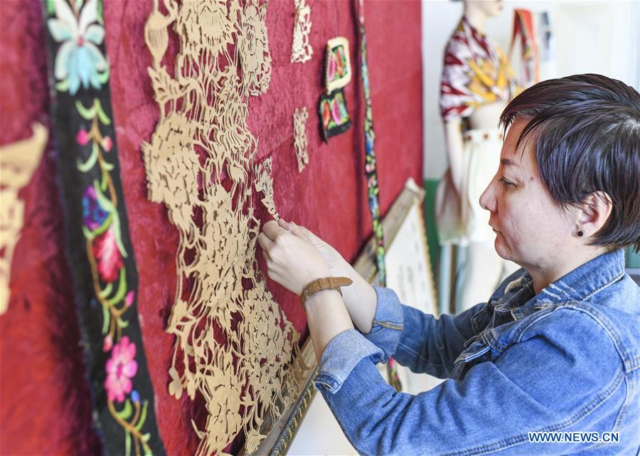 Pic story of embroiderer in NW China's Xinjiang