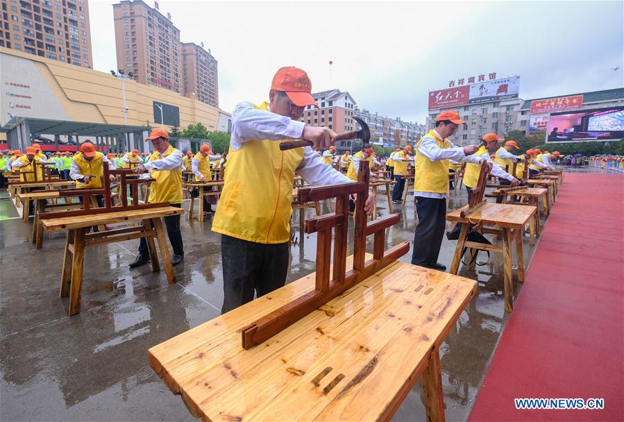 Craftsmen demonstrate skills of making wooden crafts in east China's Zhejiang