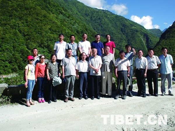 Writer Records Scientific Expedition to Qinghai-Tibetan Plateau