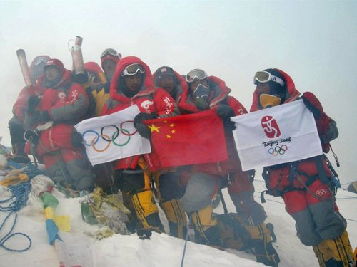 Chinese Mountaineers Who Conquered Mount Qomolangma Chinese Mountaineers Who Conquered Mount Qomolangma