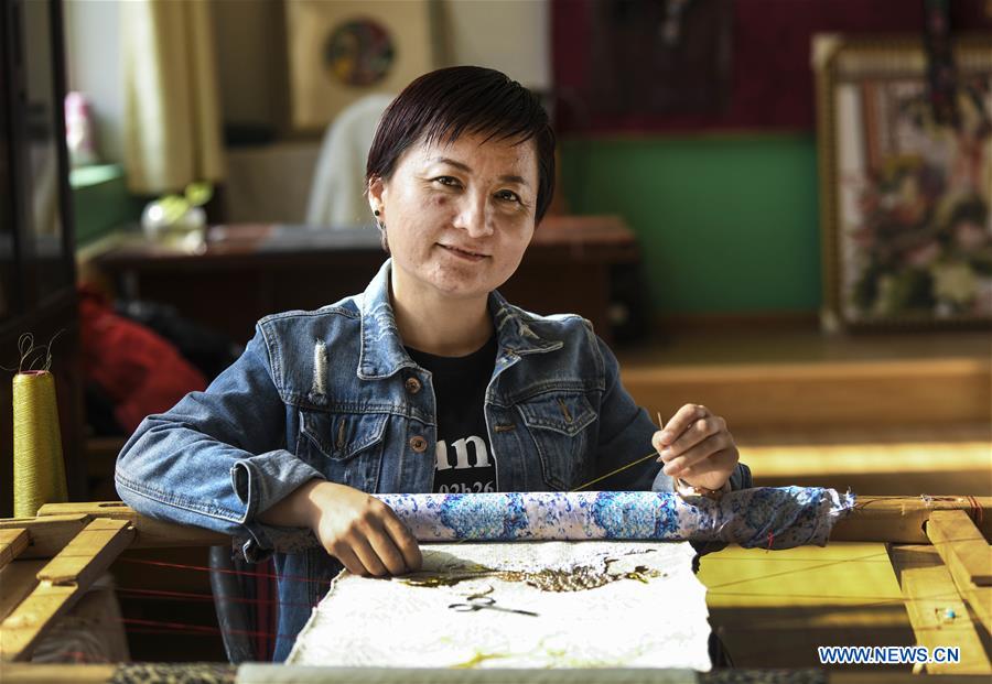 Pic story of embroiderer in NW China's Xinjiang