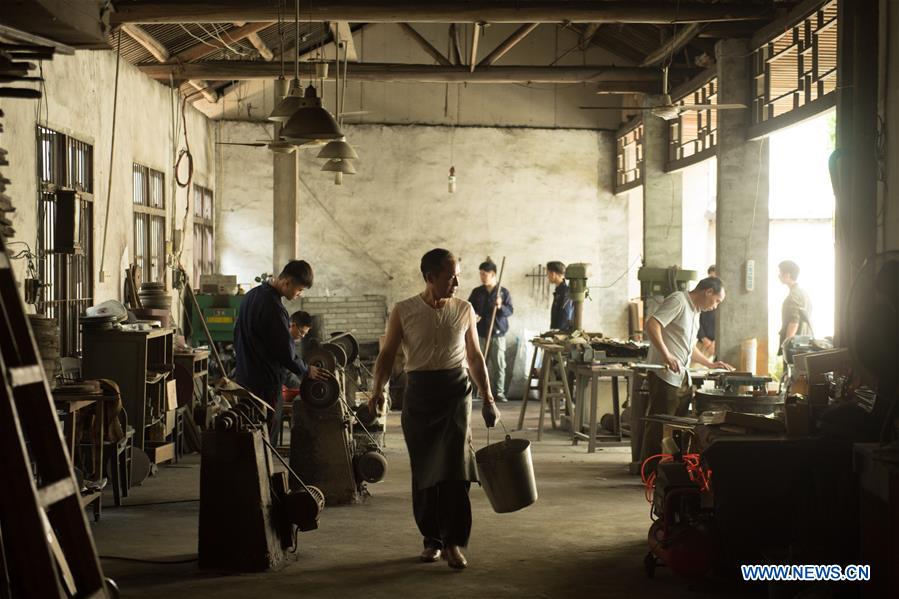 Pic story of intangible cultural heritage inheritor in Longquan Sword making