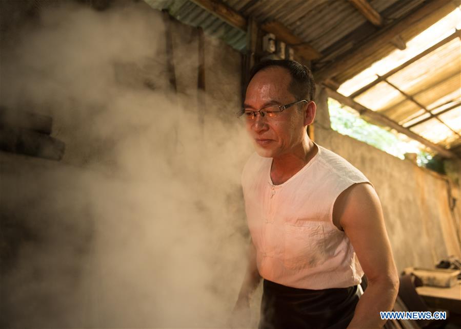 Pic story of intangible cultural heritage inheritor in Longquan Sword making