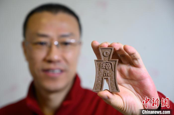 中国侨网山西太原，平面广告设计师孙晟展示他设计制作的中国特色文创巧克力。 韦亮 摄