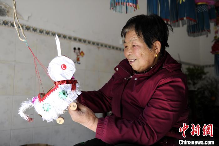 图为王蒲芳正在制作兔形花灯。 高铖 摄