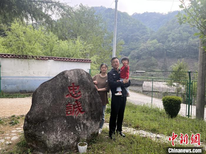 图为叶邓勇一家三口合影。 腾冲边检站供图
