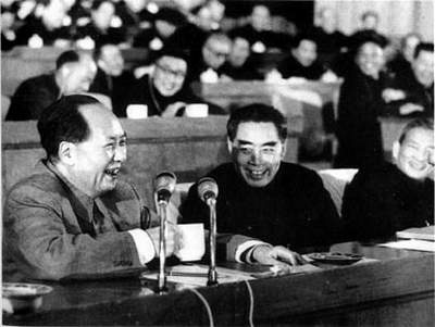 1962年初，周恩来和毛泽东、陈云在中共中央召开的扩大的中央工作会议（即七千人大会）上。