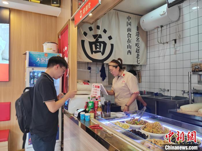 每天上午11点左右，位于山西太原大南门的“赵老七削面”馆便迎来第一波食客。 高雨晴 摄