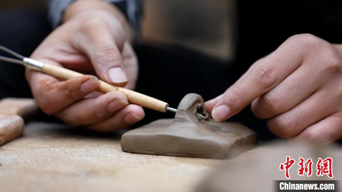 柴烧陶印的制作过程，结合了书法绘画、手工雕塑等技艺。 巨野县委宣传部供图