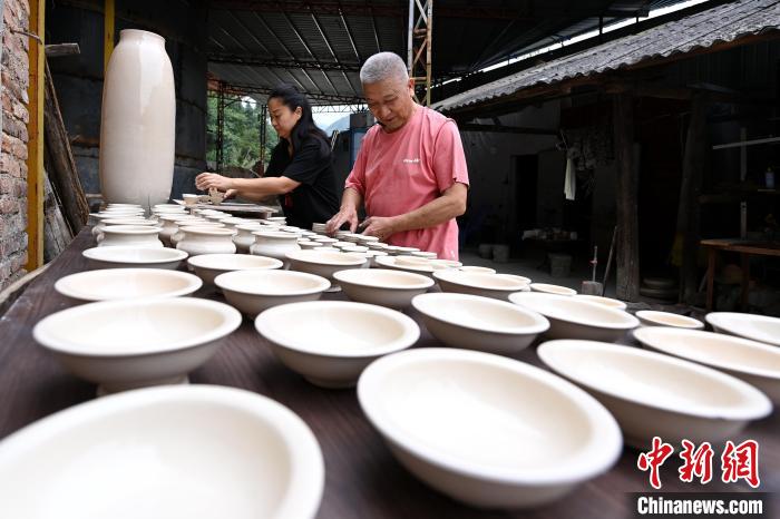 林俊和他的女儿一起整理刚烧制好的漳窑瓷器。 张金川 摄