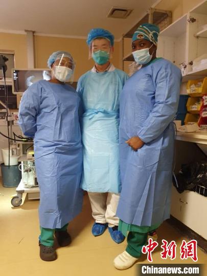 周锐(中)与当地同事在一起。 福建医科大学孟超肝胆医院供图