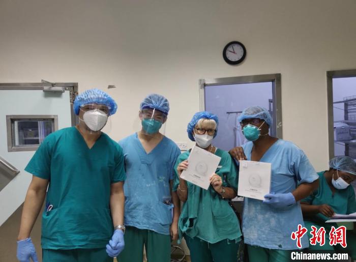 周锐(左二)和同事们在一起。 福建医科大学孟超肝胆医院供图