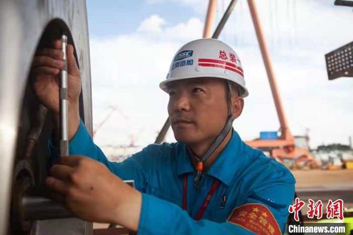 新近获得2023年全国五一劳动奖章的刘炜30年来一直在做一件事，那就是做好船舶“心脏”的守护者。 受访者供图