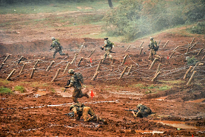 8a-红蓝双方利用激光交战系统进行实兵对抗8_meitu_8