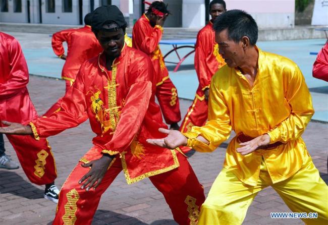 非洲留学生新余体验中国文化 African students learn about Chinese culture at Xinyu university