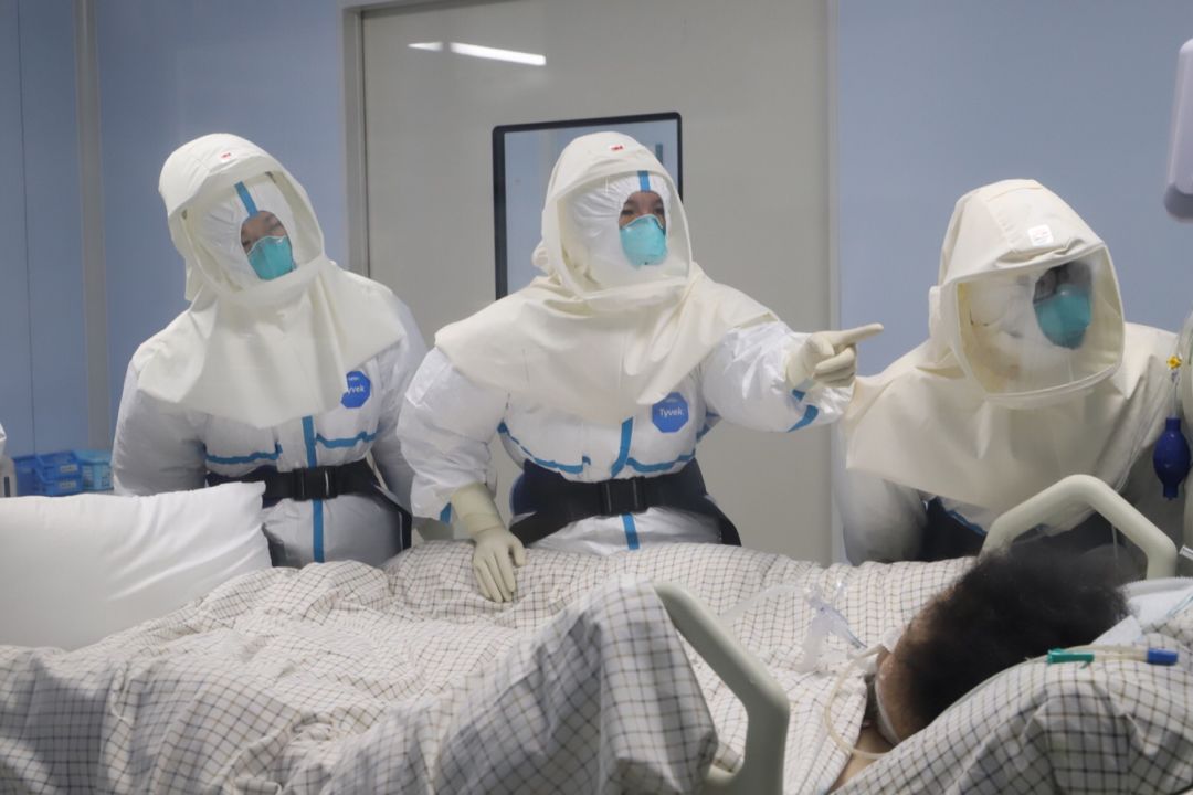 不退缩我先上这名侠女医生始终坚守在抗疫最前线